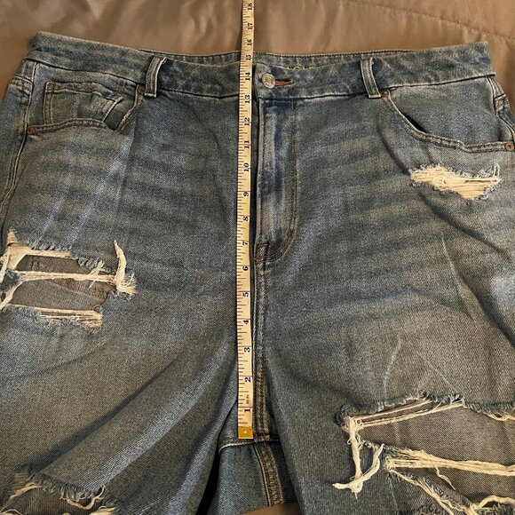 American Eagle Size 20 Curvy Mom Jean with Distressing - Picture 8 of 9